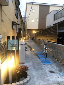入り口までの道