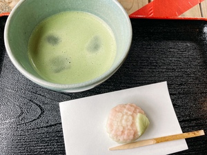 六義園でいただくお茶とお茶菓子