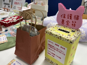 譲渡会グッズ販売と募金箱